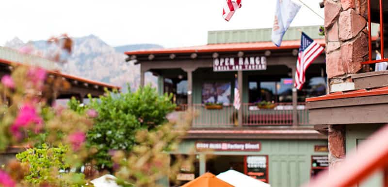 Домики с флагами стран в горах Седоны